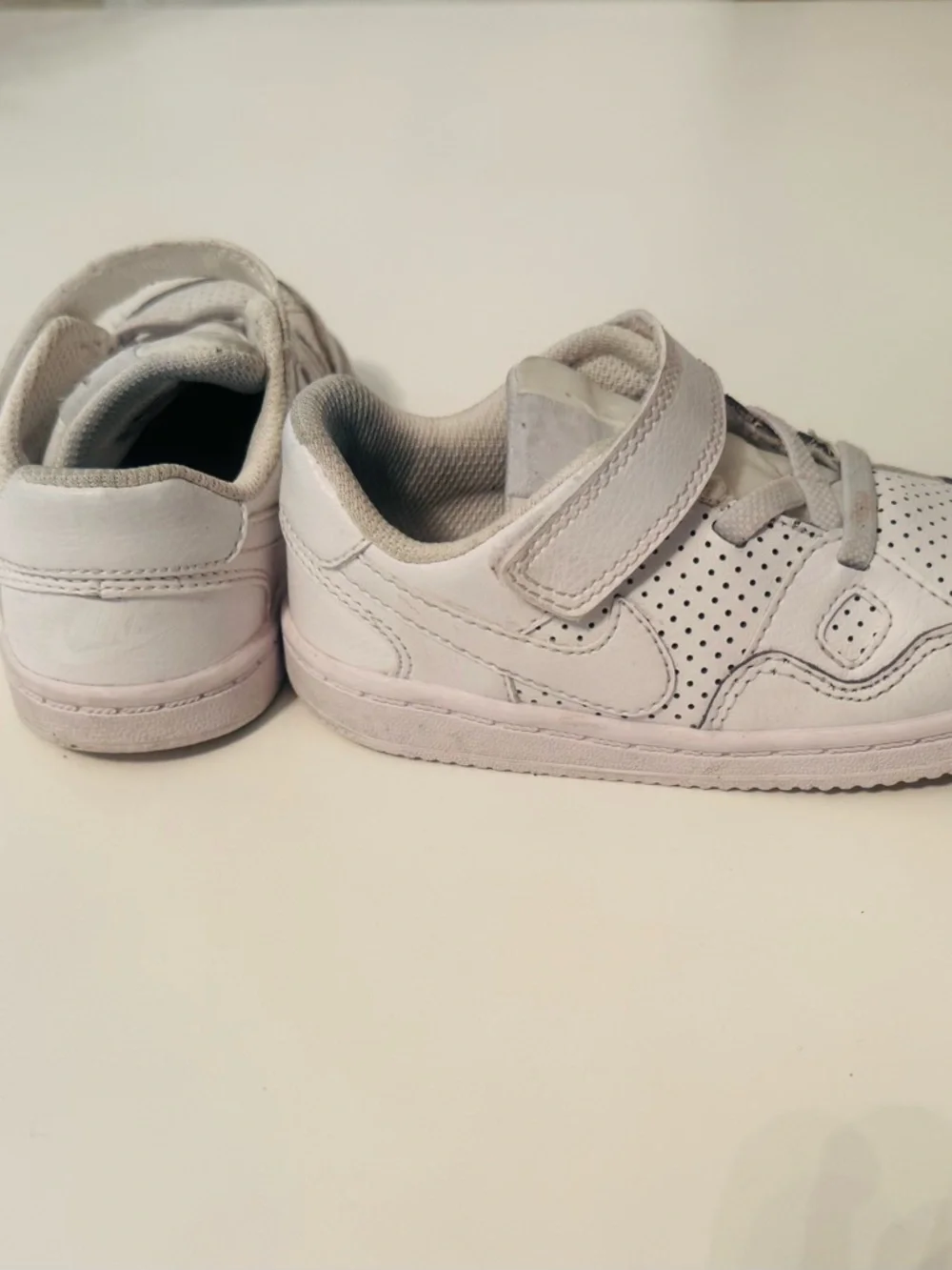 Nike 8C Kids White Perforated Velcro Sneakers, unisex - Picture 4 of 5